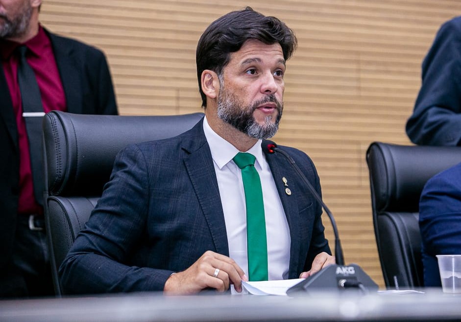 Delegado Camargo propõe projeto que obriga exibição dos Dez Mandamentos em salas de aula de Rondônia