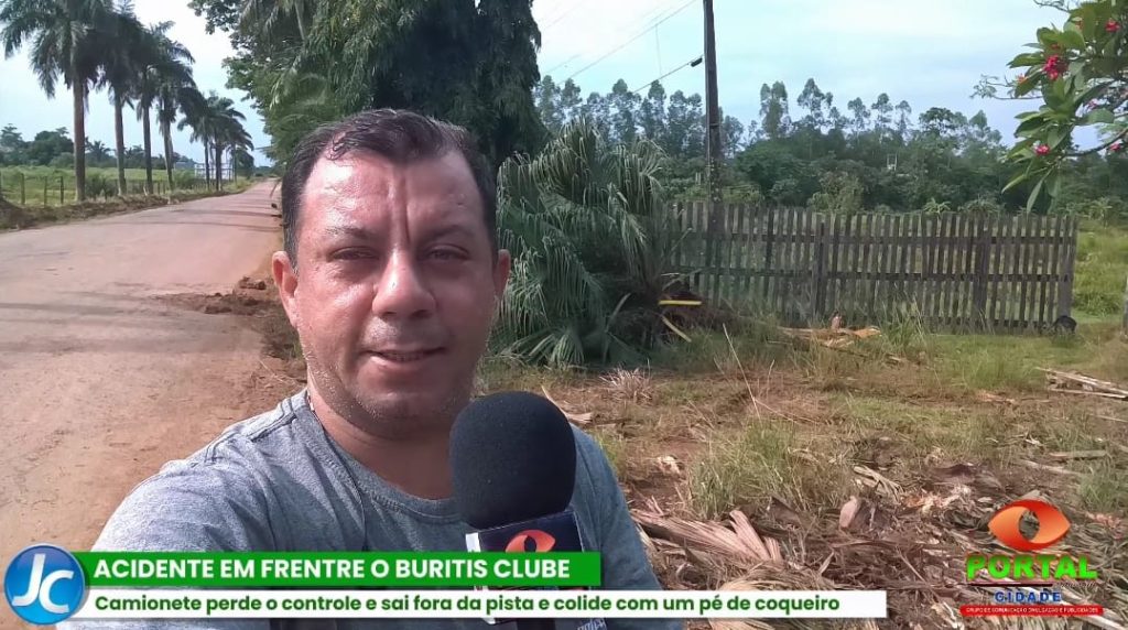 ALTO PARAÍSO — ACIDENTE ENVOLVENDO UMA CAMIONETE QUE PERDEU O CONTROLE E SAIU DA PISTA E BATEU EM UM PÉ DE COQUEIRO EM FRENTE AO BURITIS CLUBE — VÍDEO.
