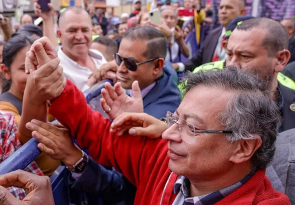 Presidente da Colômbia culpa “nazistas de Bolsonaro” por mortes em operação no Rio presidente-da-colombia-culpa-“nazistas-de-bolsonaro”-por-mortes-em-operacao-no-rio