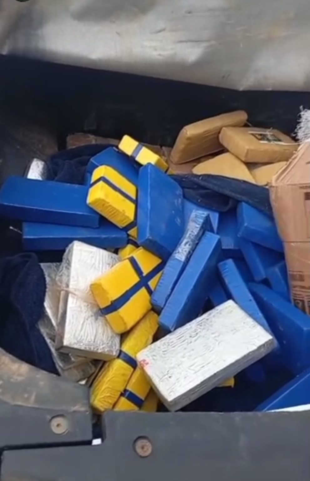 Alto Paraíso-ro Polícia Militar e PRF Apreende um veículo com aproximadamente 350 kg de Drogas na Ária rural do município.