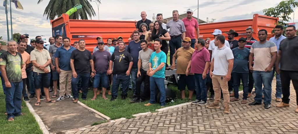Alto Paraiso- O Deputado Federal Lúcio Mosquini, em parceria com o Vereador João Padre, entregou implementos agrícolas para associações do município, vídeo.