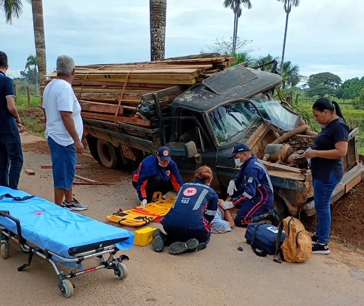 ALTO PARAÍSO: na manhã desta sexta-feira aconteceu um acidente na saída da cidade uma camionete carregada de madeira perdeu o controle e saiu da pista