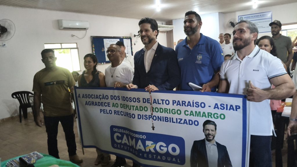 Deputado Rodrigo Camargo e vereador Eliseu Batista realizam entrega de equipamentos de som à Associação dos Idosos em Alto Paraíso