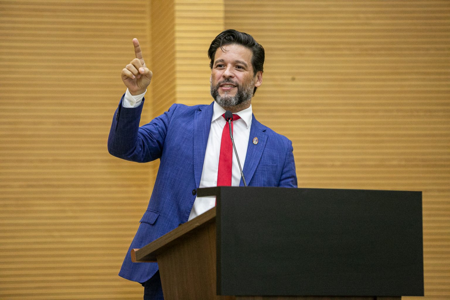 Lei de Delegado Camargo garante acesso de cães de terapia em locais públicos e privados e combate discriminação
