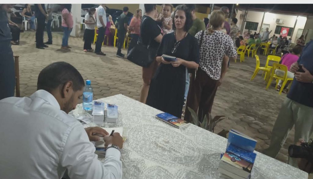 Lançamento de livro homenageia o Sr. Francisco Maximiano, pioneiro de Alto Paraíso Evento realizado na capital Porto Velho reuniu familiares, amigos e autoridades, marcando um momento de emoção e reconhecimento. A cerimônia contou com diversos depoimentos que destacaram a trajetória e o legado do homenageado. Assista ao vídeo.