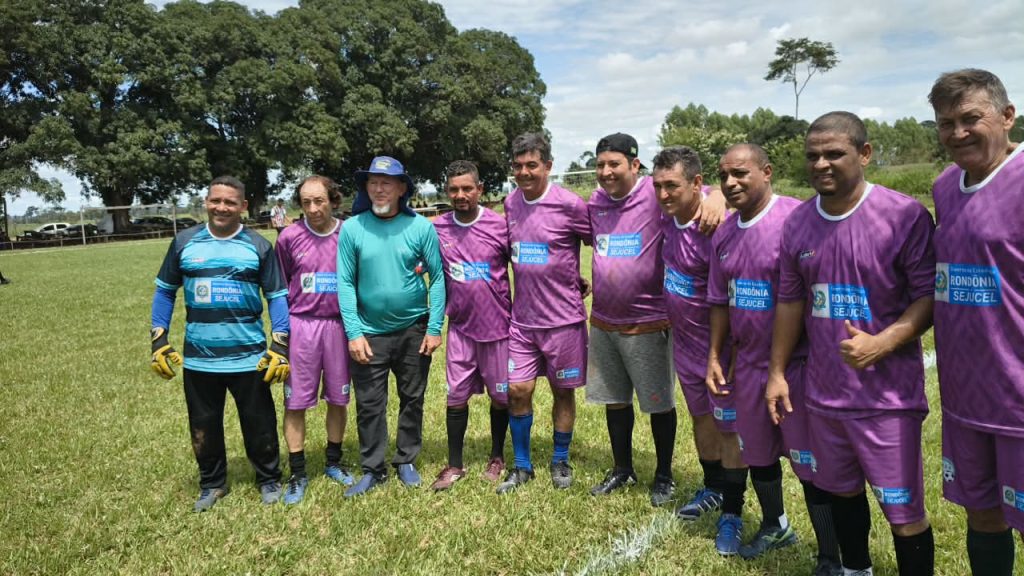 AMISTOSO ENTRE ALTO PARAÍSO E RIO CRESPO REALIZADO NESTE DOMINGO, DIA 12, NA SERRINHA, COM A PARTICIPAÇÃO DOS ATLETAS VETERANOS DO MUNICÍPIO. O JOGO FICOU 5 A 1 PARA O RIO CRESPO. ASSISTA AO VÍDEO.