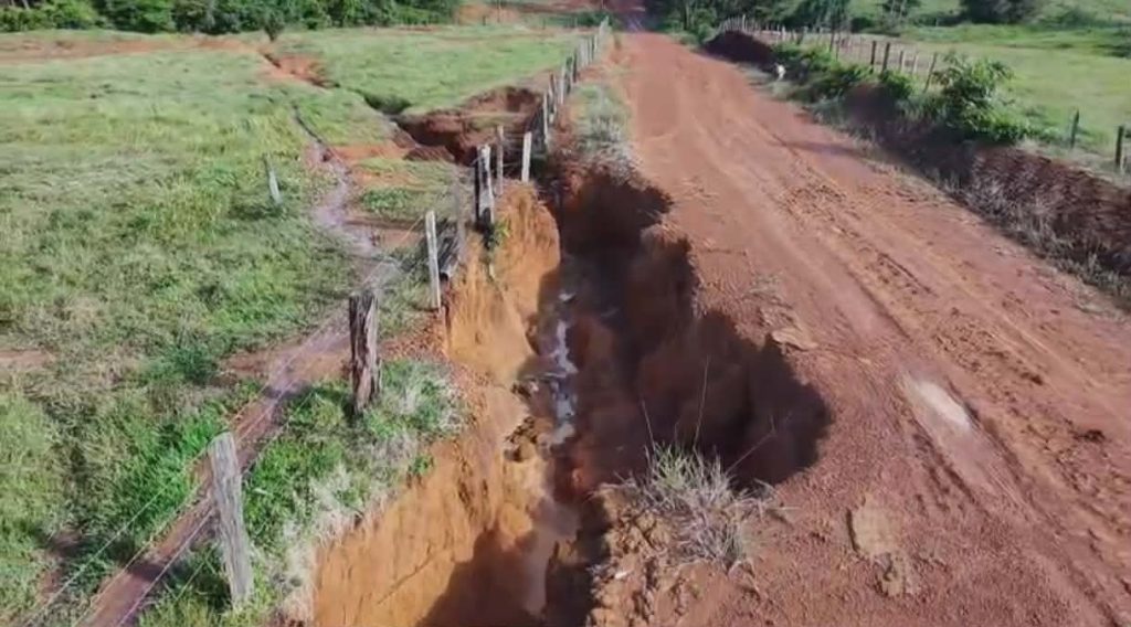 ALTO PARAÍSO ESTRADA ABRE CRATERA CEDENDO E COLOCA MORADORES EM RISCO NA ZONA RURAL- VIDEO.